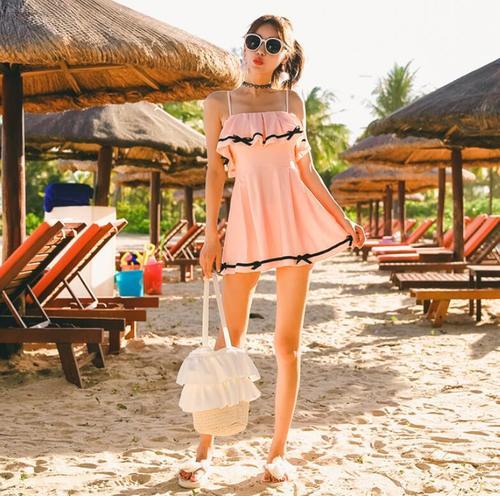 清纯少女身穿比基尼泳衣，展现标致性感的身段，尽显少女风情！