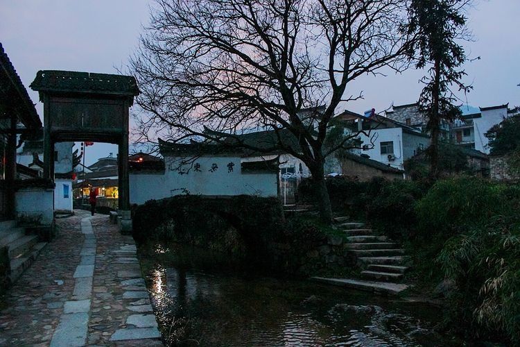  「红灯笼」夜幕下的查济古村，大红灯笼高高挂，别具风味