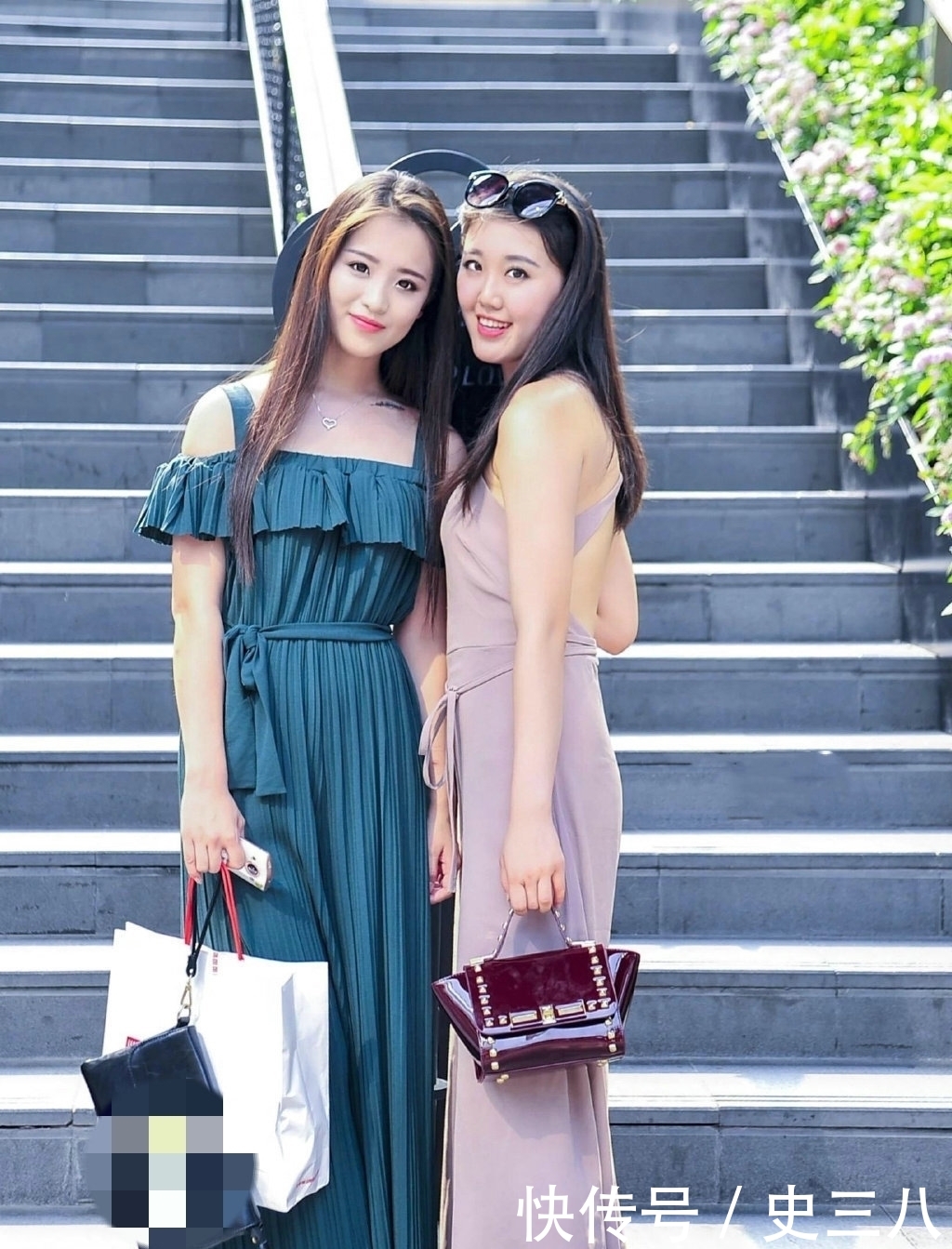 漂亮@两位漂亮的美女,站立街头宛如一对姐妹花,性感优雅