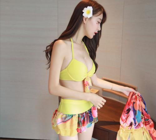 时尚穿搭：时尚小姐姐泳衣三件，若隐若现的小性感，充满高雅气息