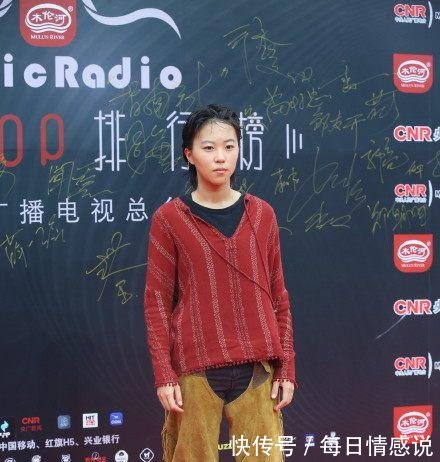 窦靖童将麻布衫穿到红毯上，真叫绝了，网友比王菲还个性