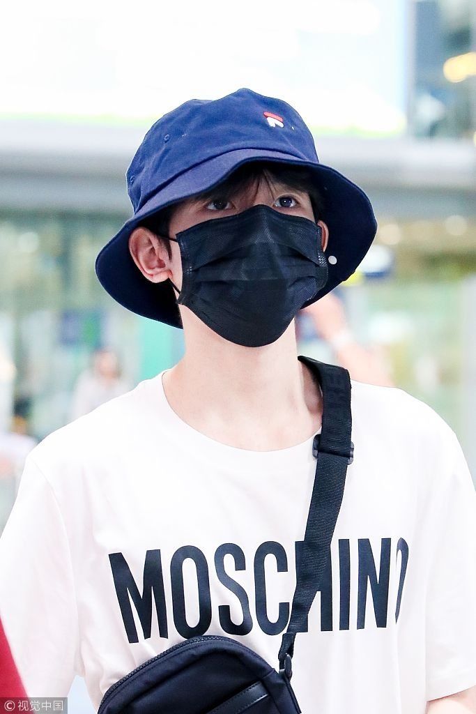 王源白T配渔夫帽显清爽呆萌气质  麻杆腿细过女孩气哭肥宅