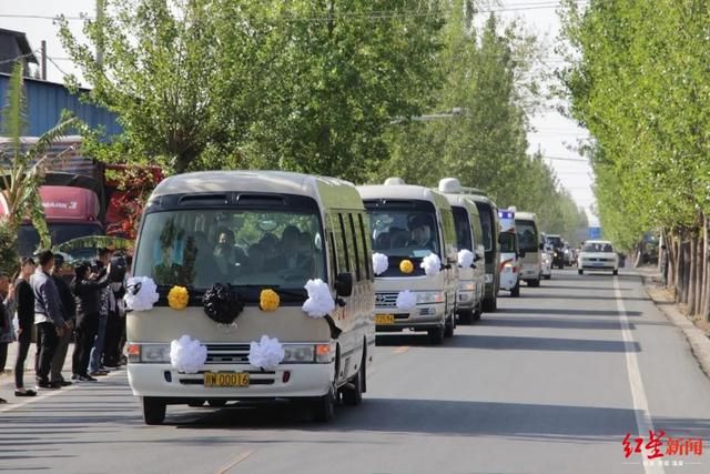 最后看一眼故乡！烈士张浩回家，西昌数万群众迎接