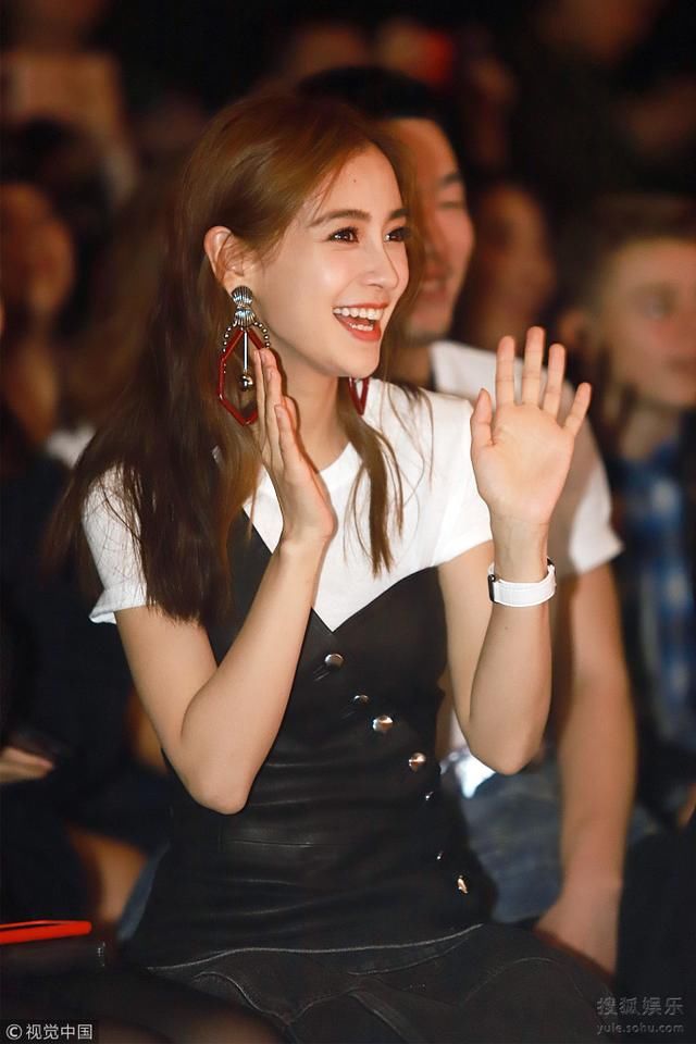 Angelababy穿包臀超短皮裙秀性感美腿 与厂商