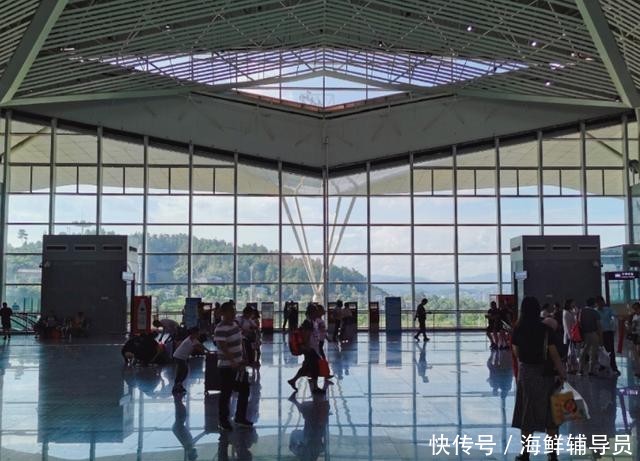 中国“最美”的国际机场,被5A级景区环绕,游客:都不想飞走了