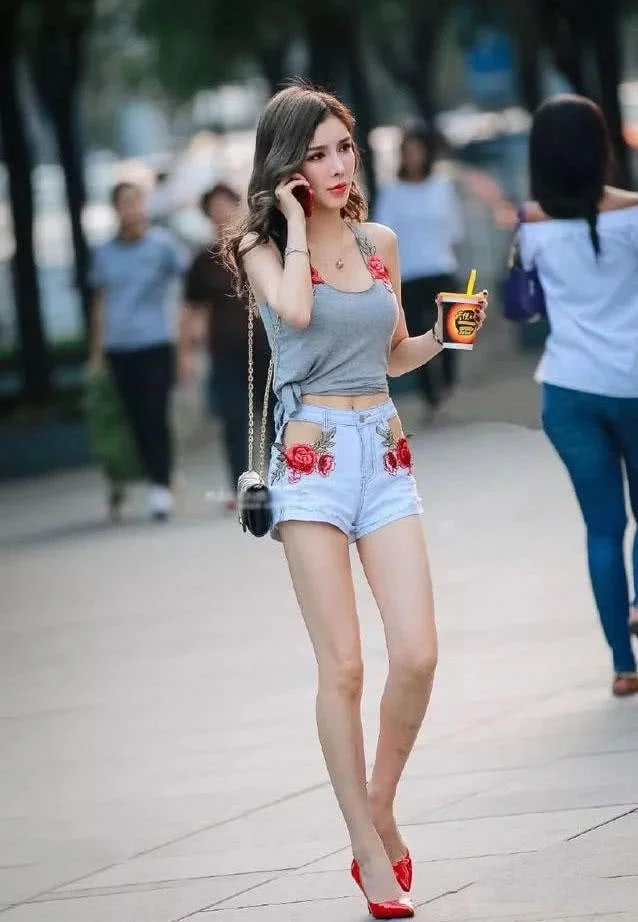 网红混血小姐姐穿出曼妙性感好身材，这双纤纤玉腿就得让小姐姐大