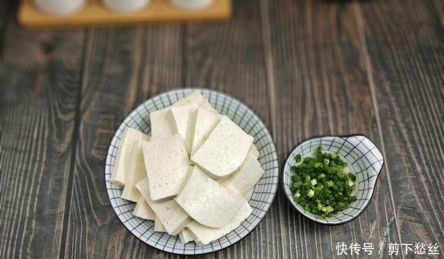  「玉米淀粉」朋友来吃饭，小圆做了盘豆腐菜，朋友赞不绝口，再打包一份带走