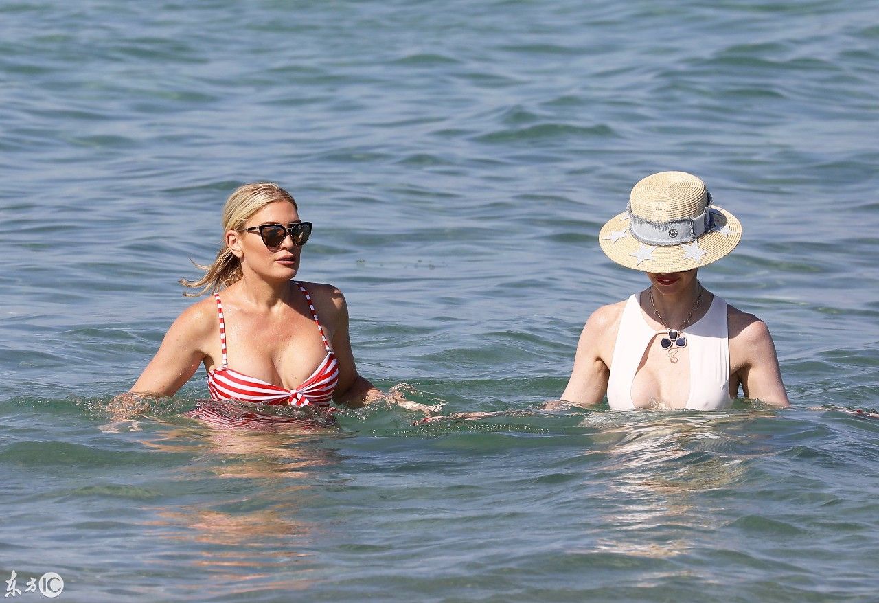 以色列超模Hofit Golan与朋友们在海滨俱乐部游泳 吊带泳衣秀美胸