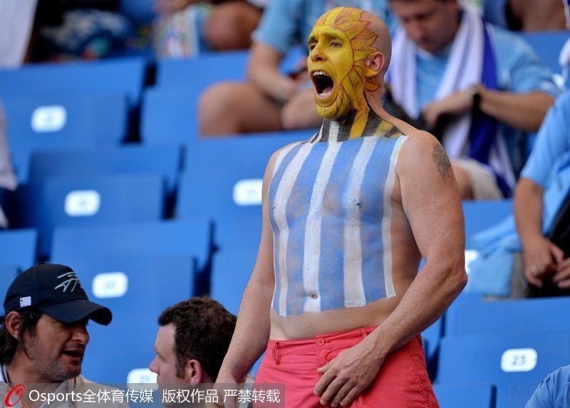 高清:乌拉圭对阵沙特阿拉伯 球迷疯狂助阵