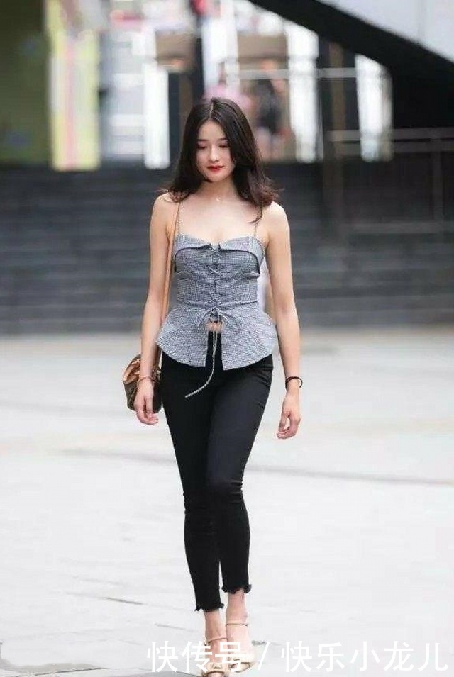 「示出优雅」街拍:美女穿蕾丝的吊带小背心,十分的有魅力