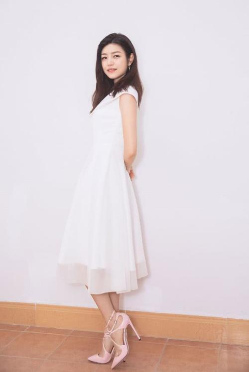 陈妍希真会玩，一袭白裙很甜美，“水管鞋”刷新我的三观！