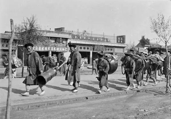  「发现」美国人在鞋盒里发现了6000张中国老照片