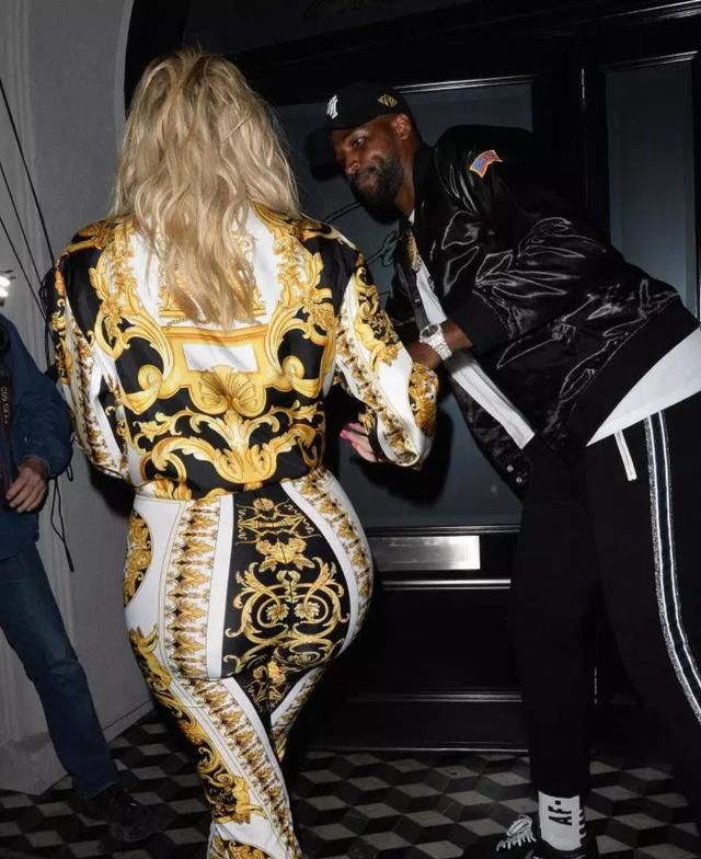 卡戴珊在和特里斯坦汤普森约会，穿着范思哲造型很野性!