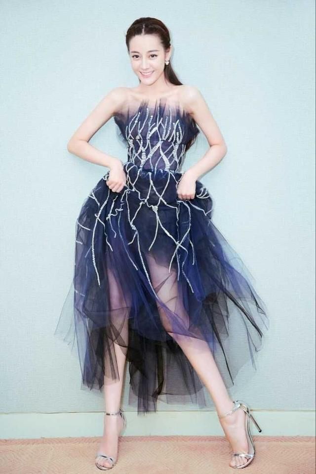 快丢掉短裤!这个夏天跟着热巴穿花裙立马变身性感撩人的小女人!