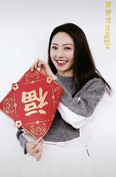 色牛仔裤■热巴穿的最素，却成全公司最养眼，杨幂带着旗下艺人送祝福
