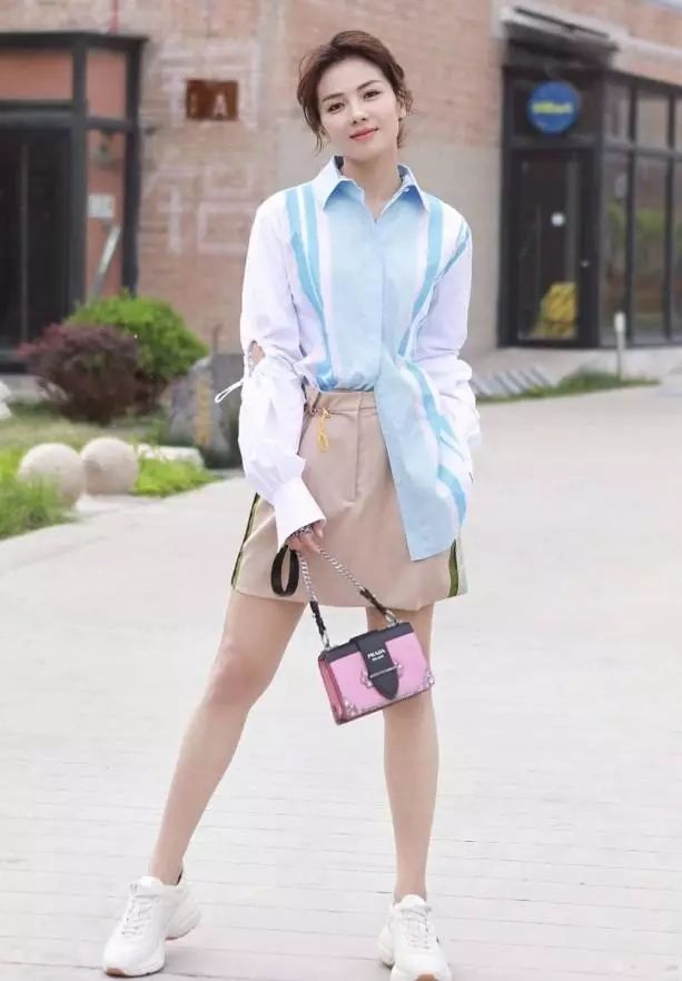 刘涛这鞋子真猛,10厘米高跟竟只用“一张纸”支撑,真怕它断了!