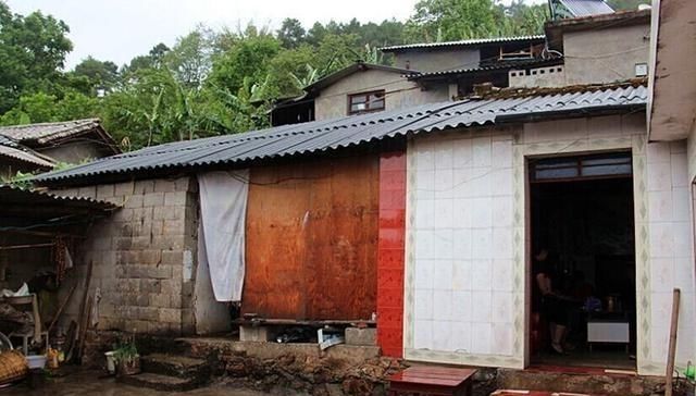  房子|农村还有人敢用石棉瓦做屋顶？看到它藏在里面，才知道危害