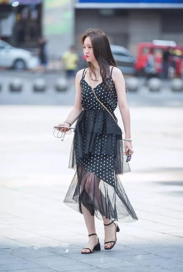  「身上穿着一」穿上高跟鞋的女生，轻松展示出优雅的姿态