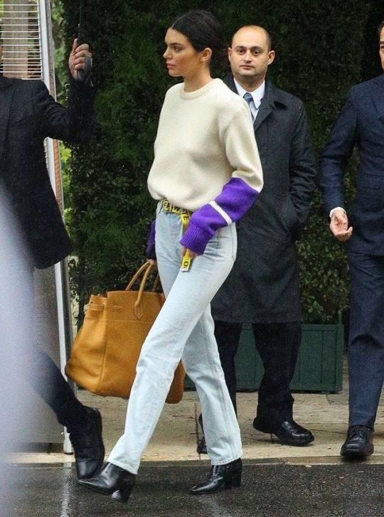 肯达尔詹娜前卫的吊带背心，款式新颖的尖头靴，太具时尚感