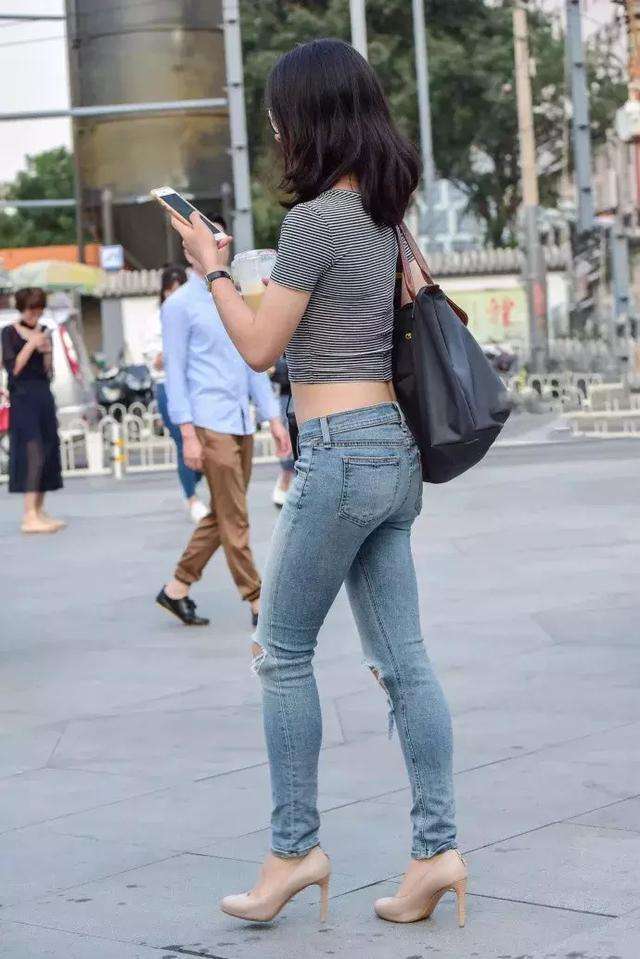 街拍：紧身裤美女，长相可爱却又不失性感