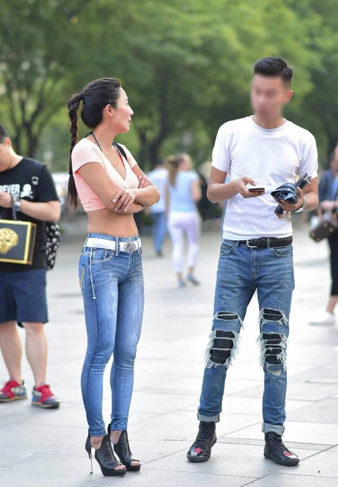 时尚熟女紧身牛仔裤勾勒修长美腿，健美平坦的蛮腰盈盈一握