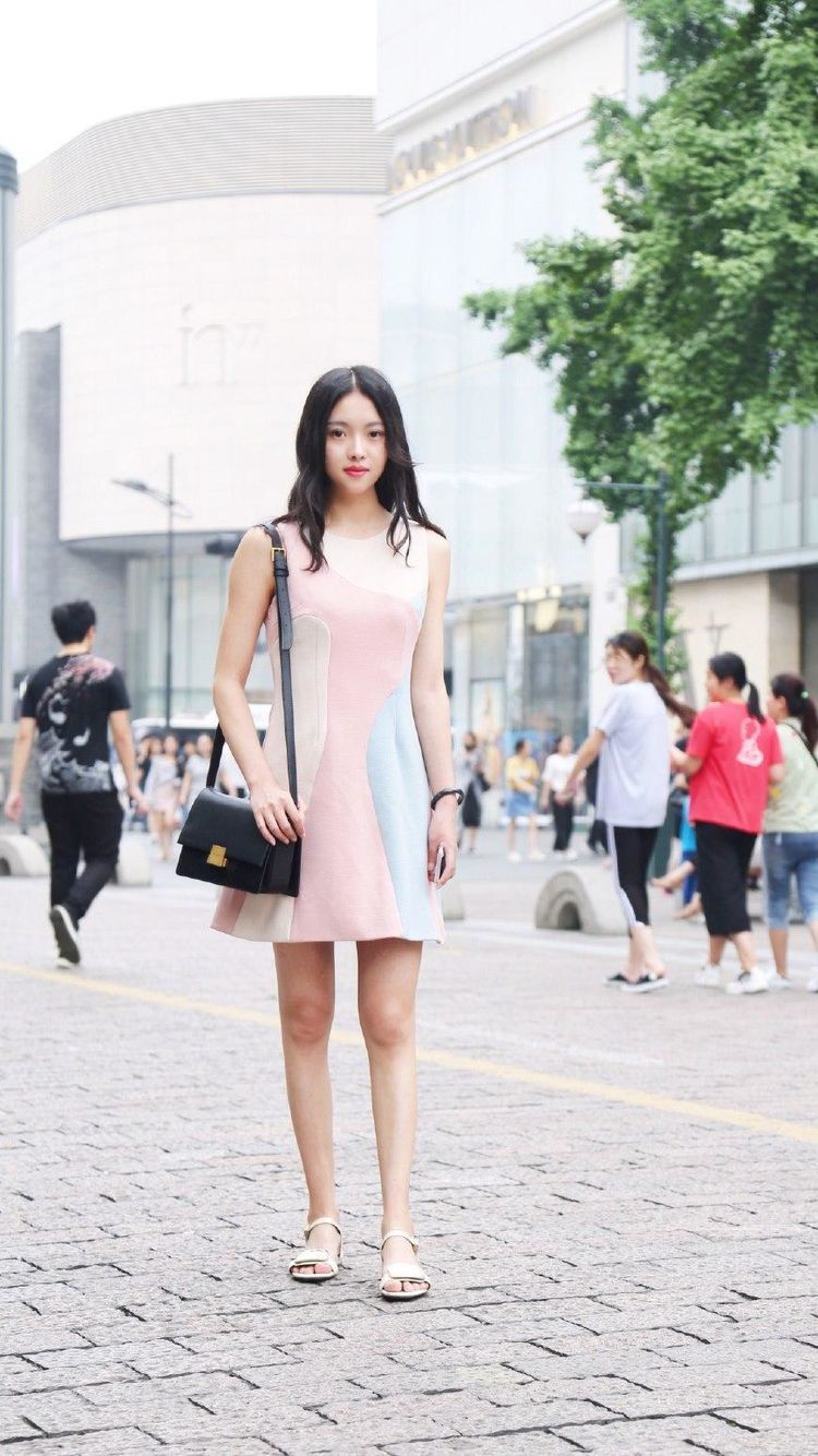 路人街拍：黑T恤搭牛仔短裤秀出美丽长腿，小姐姐边走边听歌