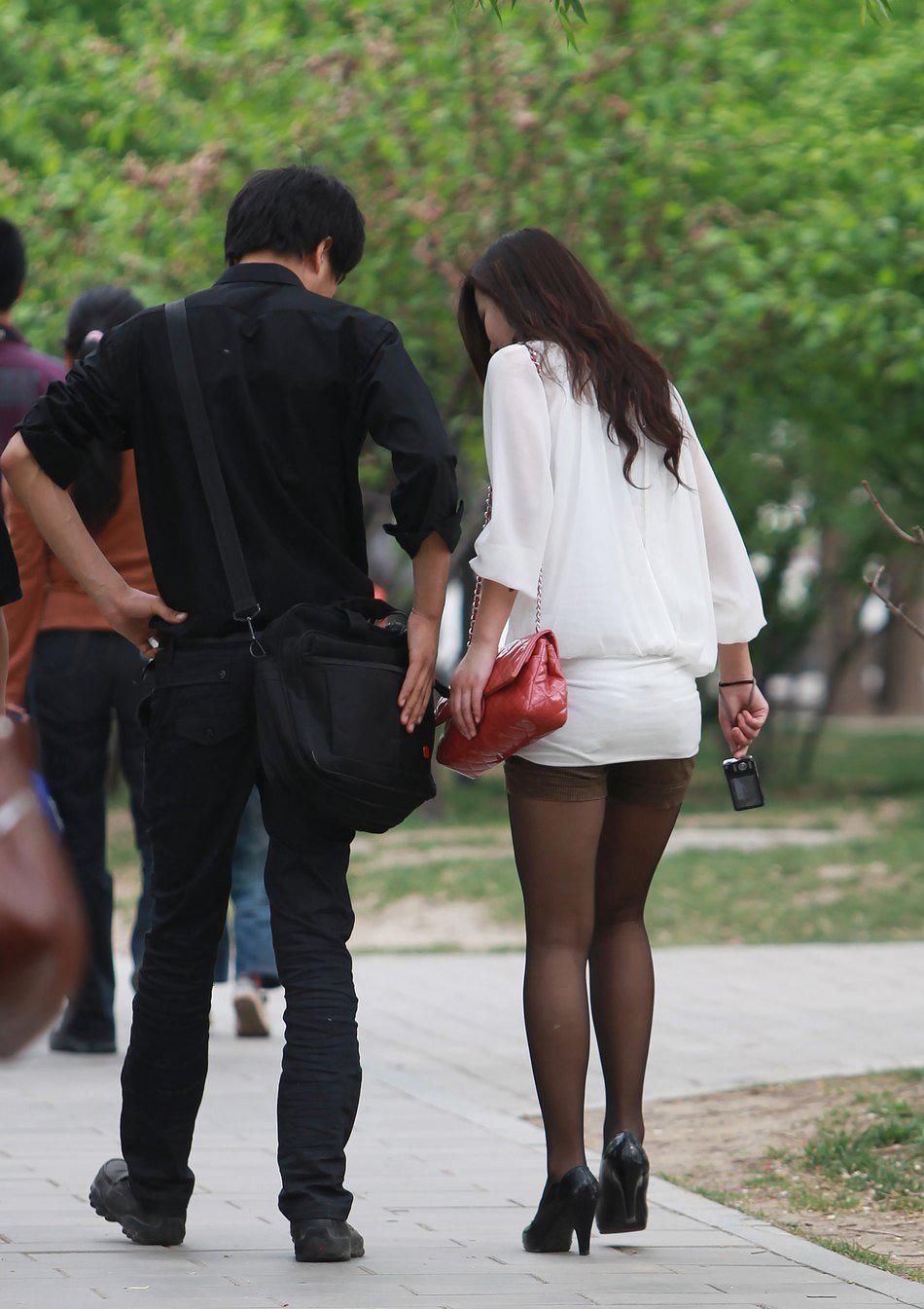时尚街拍:白色包臀超短裙美女，既大方又显身材，十分抢眼