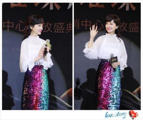 赵雅芝的短裙也太闪了,网友:晃得我头晕!