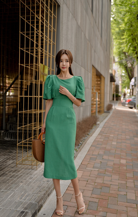 头条女神孙允珠，青松柏木夏日绿茵灯笼袖礼裙