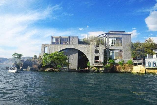 杨丽萍私家花园曝光，依山傍水鸟语花香，网友：简直人间仙境