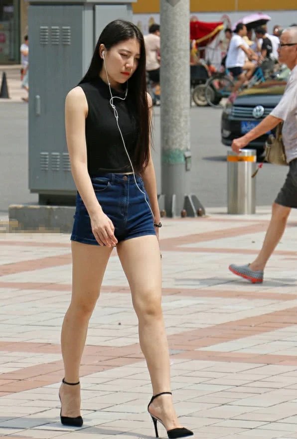 小姐姐紧身衣包裹浑圆饱满的曲线，曼妙的身材很迷人