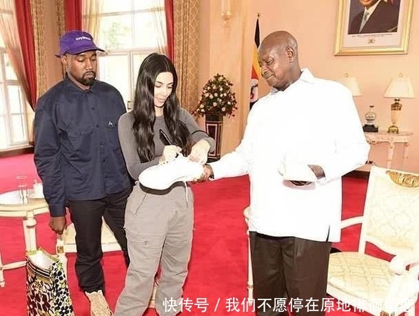  「维斯特」坎耶·维斯特穿未发布椰子鞋出街，穿在脚上像面包，被评最奇异