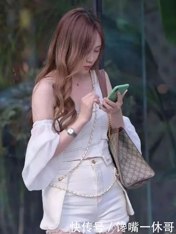  『美女』街拍 白色斜肩套装美女，简约而不简单的美感！