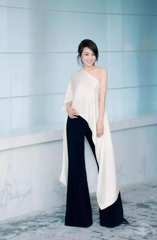 闫妮赶时髦也穿露肩装,光靠几根绳子撑着,都勒成这样子了!