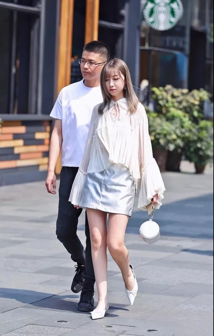 街拍路人，凉爽时尚的牛仔短裤穿搭参考，你彰显潮女时尚风姿