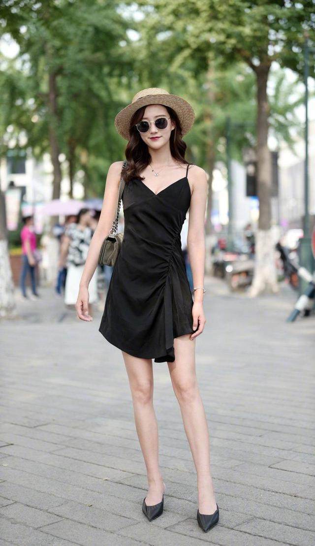 街拍：穿着紧身简约出门的小姐姐，清新怡人的气息扑面而来！