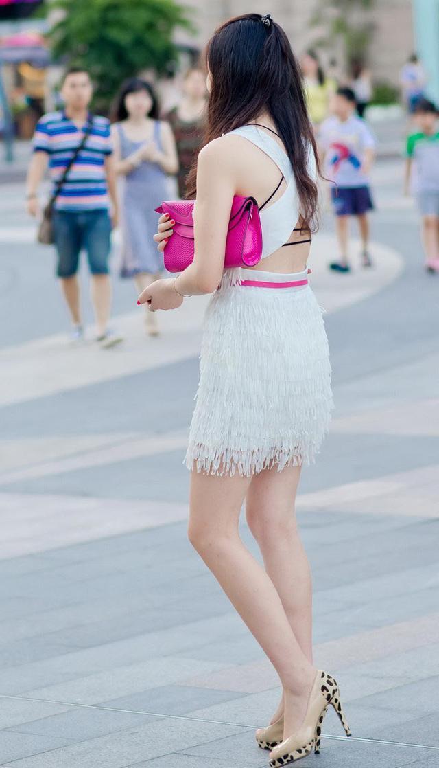 一款经典的高跟鞋搭配好一款个性包臀裙，不需要丝袜你也会很迷人