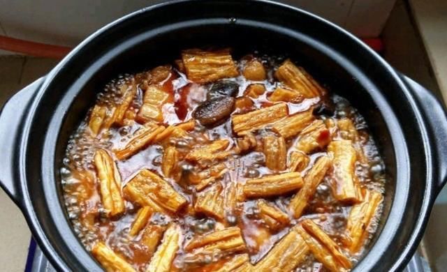 家常菜美食:解锁五花肉炖腐竹最好吃的做法,香