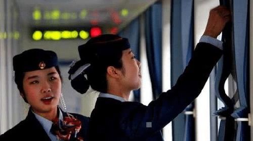  [窗帘]为什么晚上坐火车，乘务员会强行拉上窗帘？理由很简单