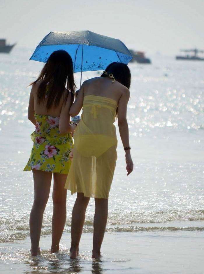 路人街拍, 海边的丰满辣妈, 好身材遮不住啊