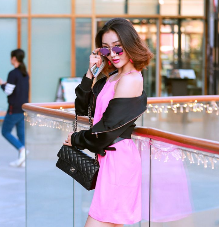 美女突显几分恰到好处的小性感与柔情，甜美可人，非常养眼！