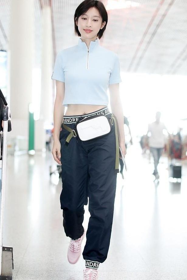 张俪穿短裙现身, 袜子露出鞋子外也一样潮流, 又解锁新穿搭!