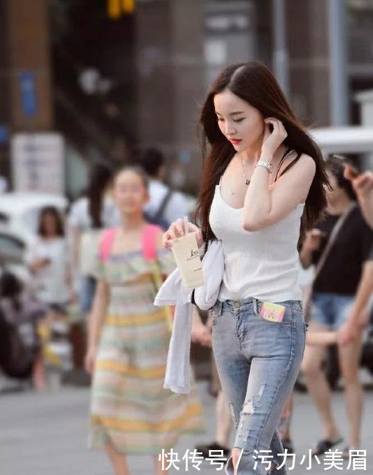 路人街拍，小姐姐身穿粉色抹胸上衣，突出小蛮腰，尽显女性魅力