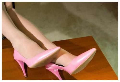 别致高雅的尖头细跟，强调女性的柔软性，拉长腿部的线条