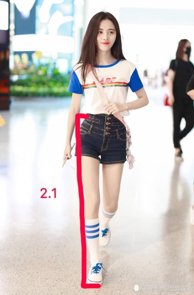 厉害呀鞠婧祎！一条4扣短裤穿出2米1大长腿，网友：这腿我服了！