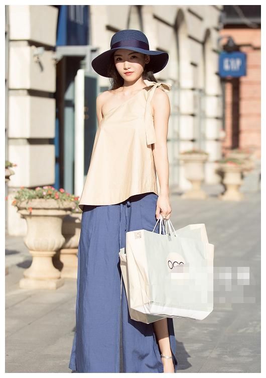 街拍：图三不愧是时尚达人，只能穿在家里的“睡衣”，她逛街穿！