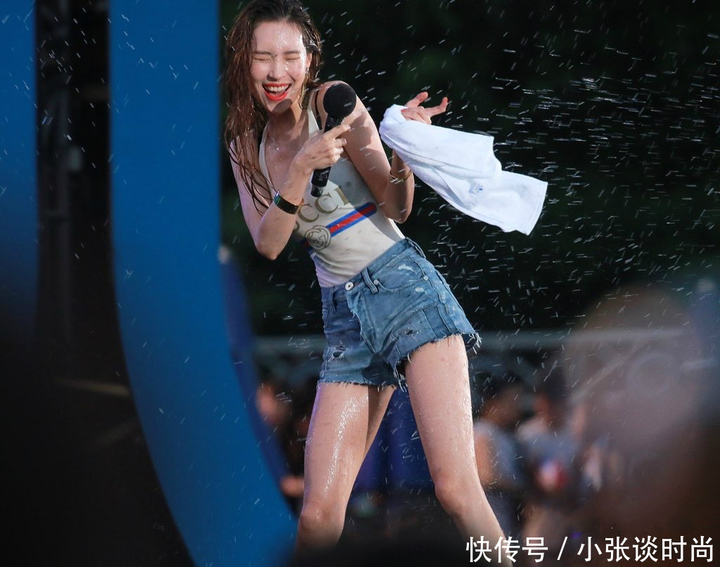 李宣美穿连体泳衣配热裤,这身材太惊艳,网友:被圈粉了!