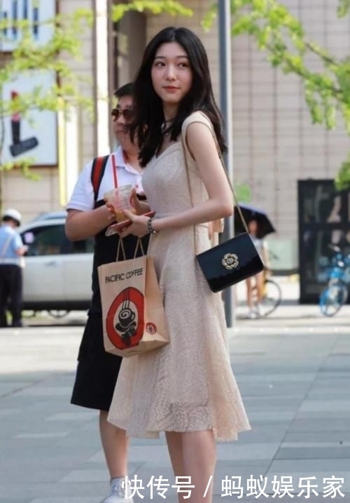 【粉色】身穿裸色甜美连衣裙，脚穿粉色高跟鞋的美丽女孩，尽显温柔可爱