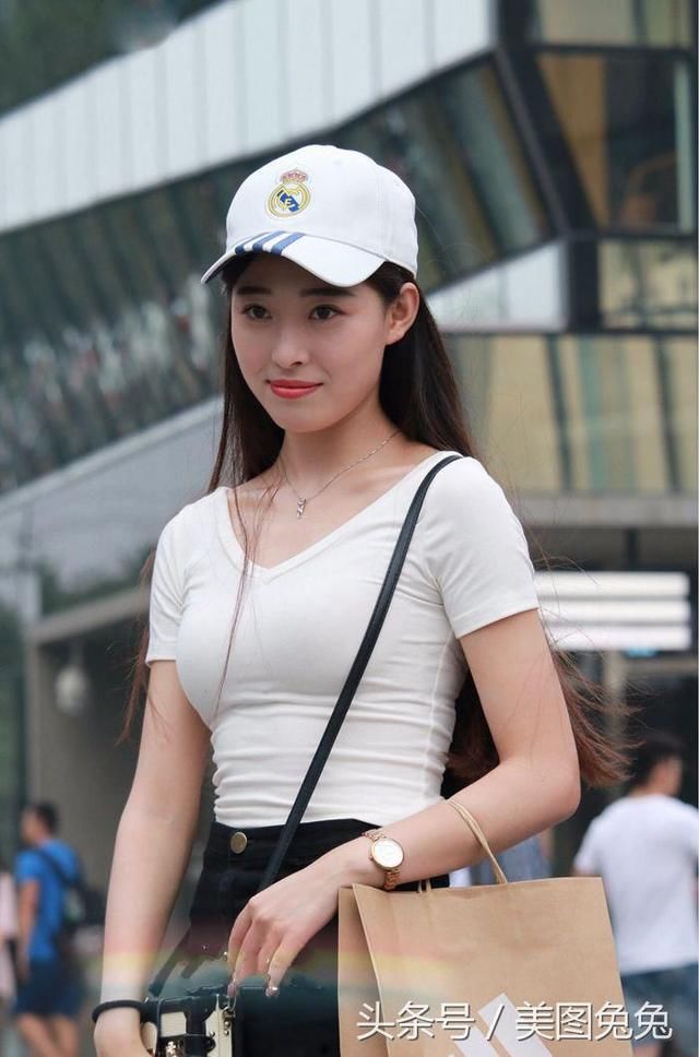 街拍：鸭舌帽的小姐姐，穿得简约却很别致，人群中一看是焦点