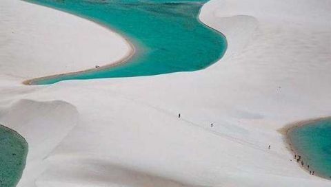 这座沙漠不按常理出牌，沙漠和湖泊共存，在沙漠中游泳变成现实！